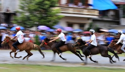 Bất chấp cơn mưa tầm tã, gần 50.000 lượt người đội mưa xem đua ngựa ở Bắc Hà